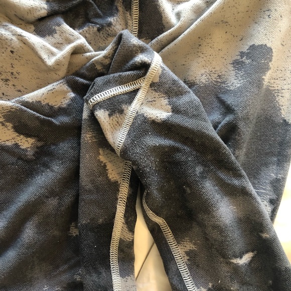 Lululemon Mid Rise Grey Pattern Leggings - Picture 6 of 6